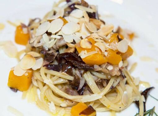 Spaghetti con radicchio rosso, guanciale e trancetti di zucca