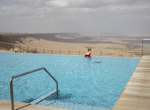 Piscine nel deserto, neve al caldo: turismo e clima pazzo