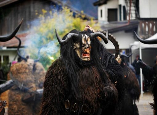 Più brutti sono, meglio è: in Tirolo sfilano i krampus