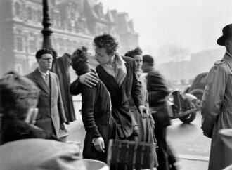 Il celeberrimo bacio di Robert Doisneau (e altre 134 foto)