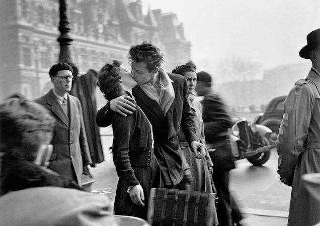 Il celeberrimo bacio di Robert Doisneau (e altre 134 foto)