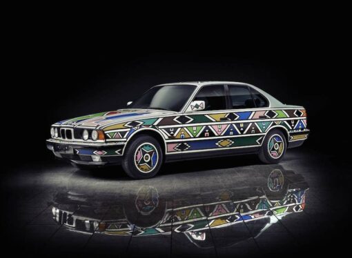 Una BMW? No, è un’opera di arte etnica e contemporanea