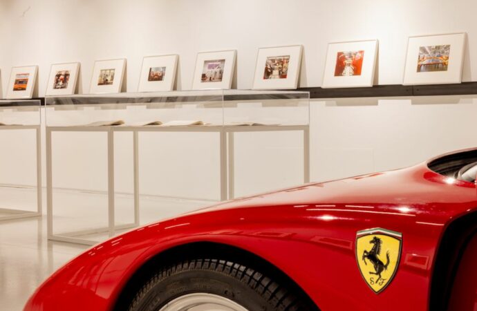 “Rosso Ferrari”: un mito in 50 scatti di Luigi Ghirri